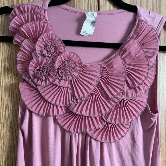 🍉Unique Tank top, elastic hem, floral ‘fan’ embellishments Dusty rose, S, NWOT - Picture 2 of 6